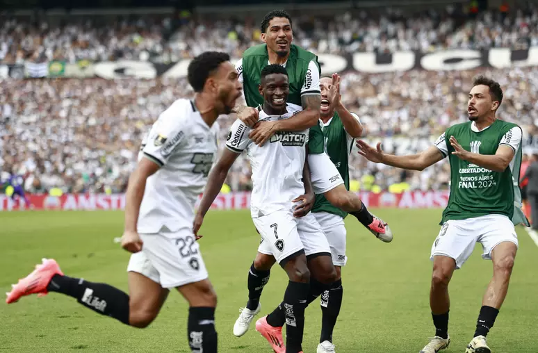 Botafogo supera expulsão relâmpago, vence o Atlético e conquista título inédito da Libertadores