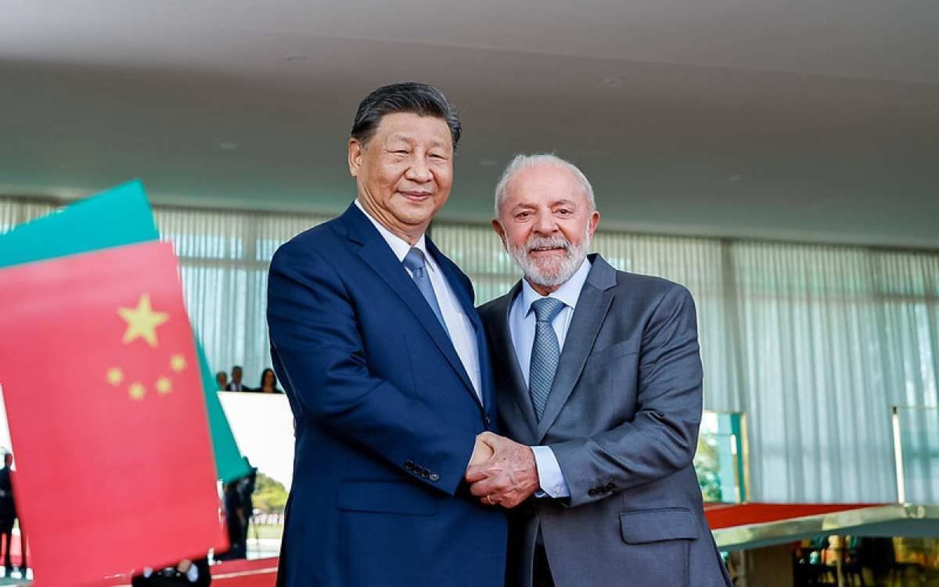 Em Brasília, Lula e Xi Jinping assinam acordos de cooperação no Alvorada