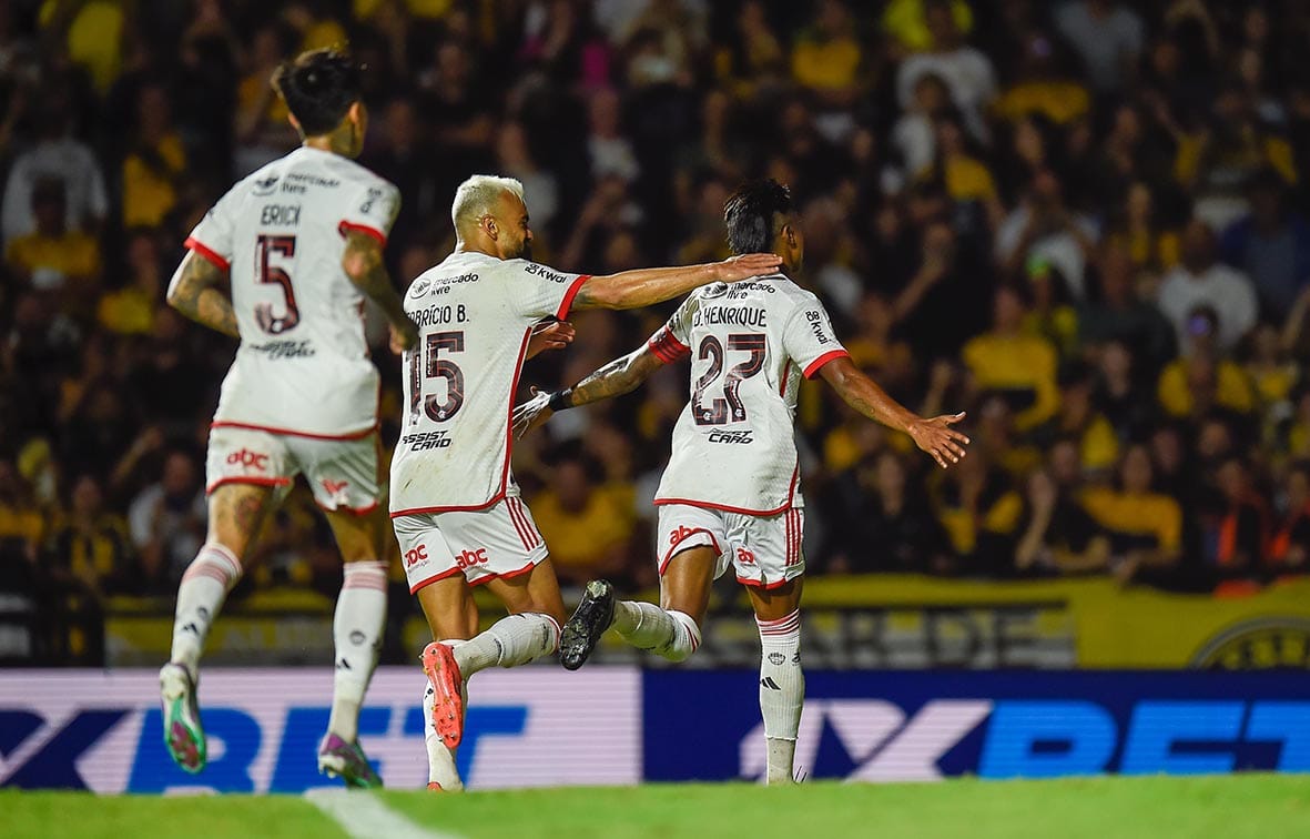 Flamengo vence Criciúma e afunda Tigre na luta contra o rebaixamento
