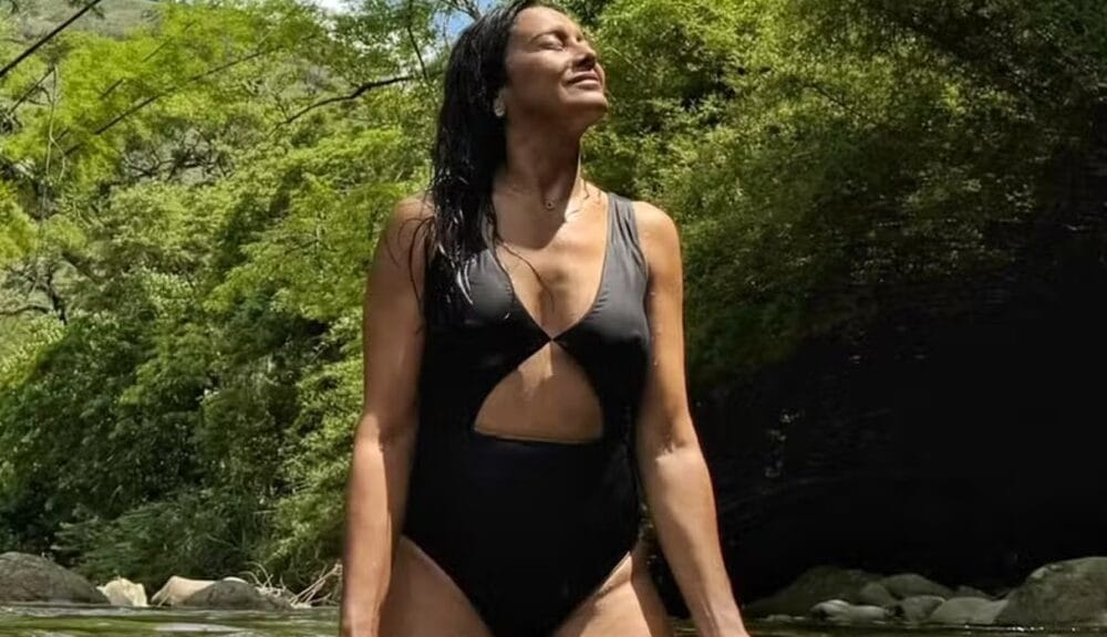 Dira Paes esbanja boa forma ao posar em lago paradisíaco: ‘Garota do Fantástico’