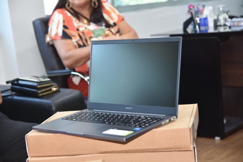 Gestão Emanuel Pinheiro entrega mil notebooks para unidades da rede pública municipal