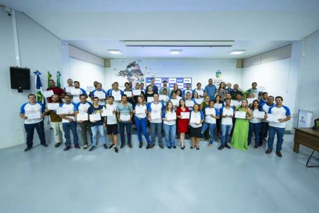Prefeitura forma mais 250 alunos de cursos profissionalizantes
