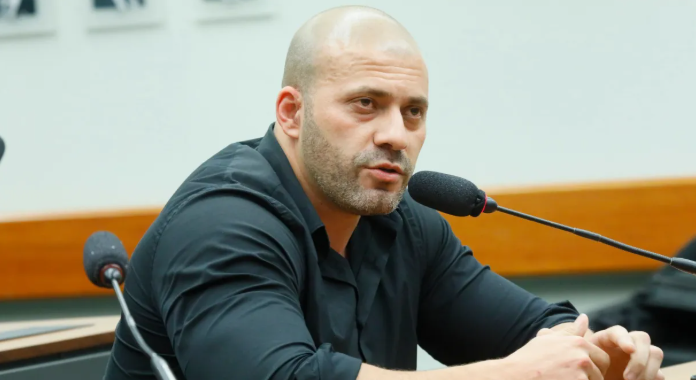 Defesa pede para Moraes reconsiderar prisão de Daniel Silveira
