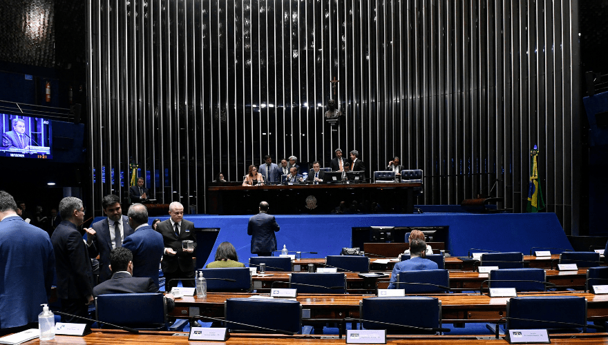 Senado aprova projeto para restringir uso de celular em escola