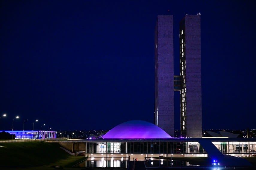 Iluminação roxa do Senado alerta e conscientiza sobre hanseníase