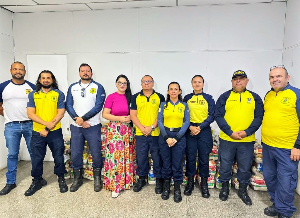 Semob arrecada uma tonelada de alimentos e primeira-dama prestigia ação