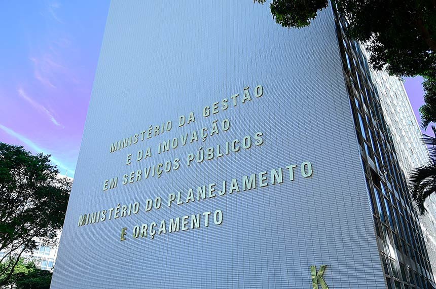 Publicada MP que recompõe salários de servidores federais