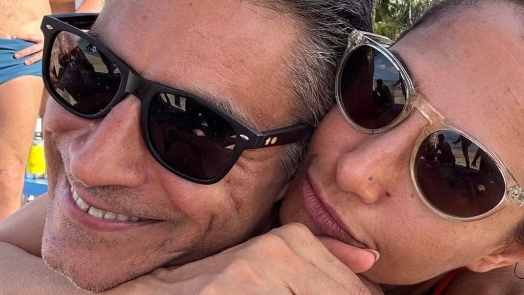 Camila Pitanga curte praia com namorado e amigos, em Alagoas: ‘Água e muito afeto’