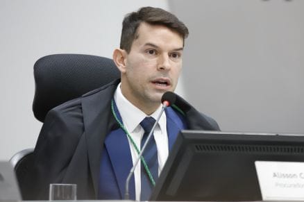 Procurador-geral de contas conclui pós-doutorado na USP com pesquisa inovadora sobre compras públicas