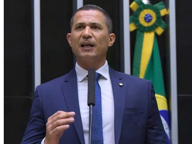 Entre Farpas e Fatos: Deputado Federal Assis Eleva o Debate com Equilíbrio e Clareza