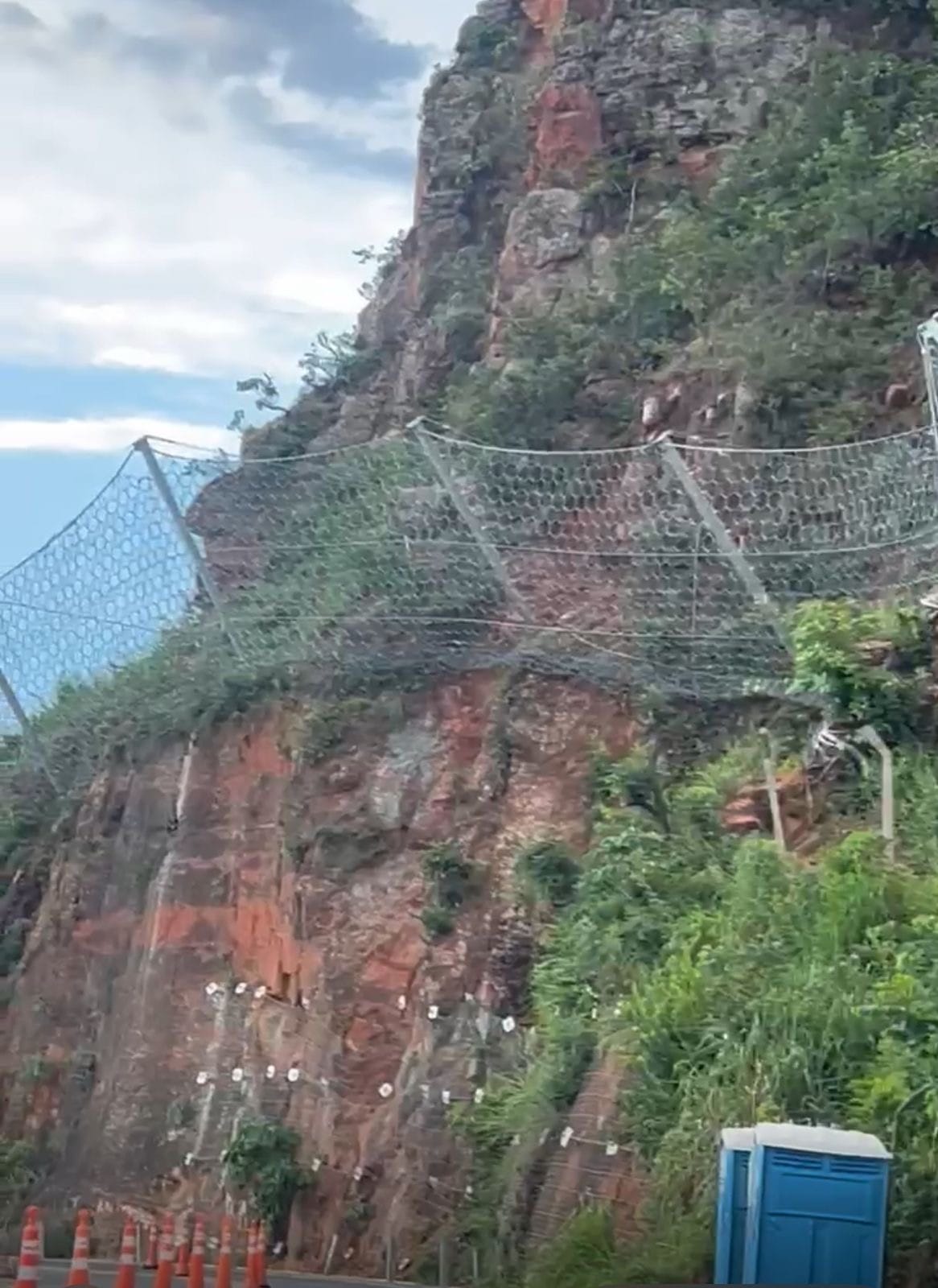 Tecnologia de ponta: Mauro Mendes amplia galinheiro no Portão do Inferno com telas, obras seguem lentas e perigosas