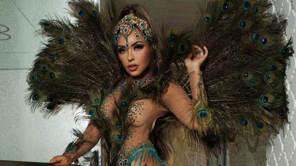 Rainha da Rosas de Ouro ensaia com 600 penas de pavão e arrasa: ‘Carnaval 2025’