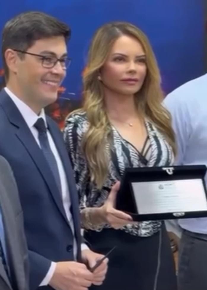 Placa, flores e vergonha alheia: a tietagem oficial do procurador Deosdete