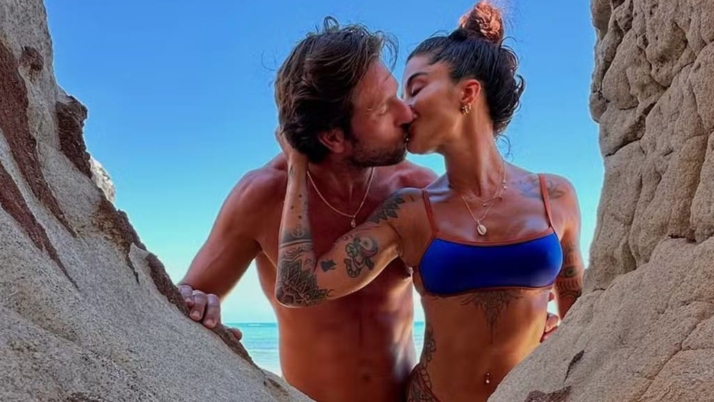 Aline Campos e namorado ostentam tanquinhos em praia da Bahia: ‘Te amo’