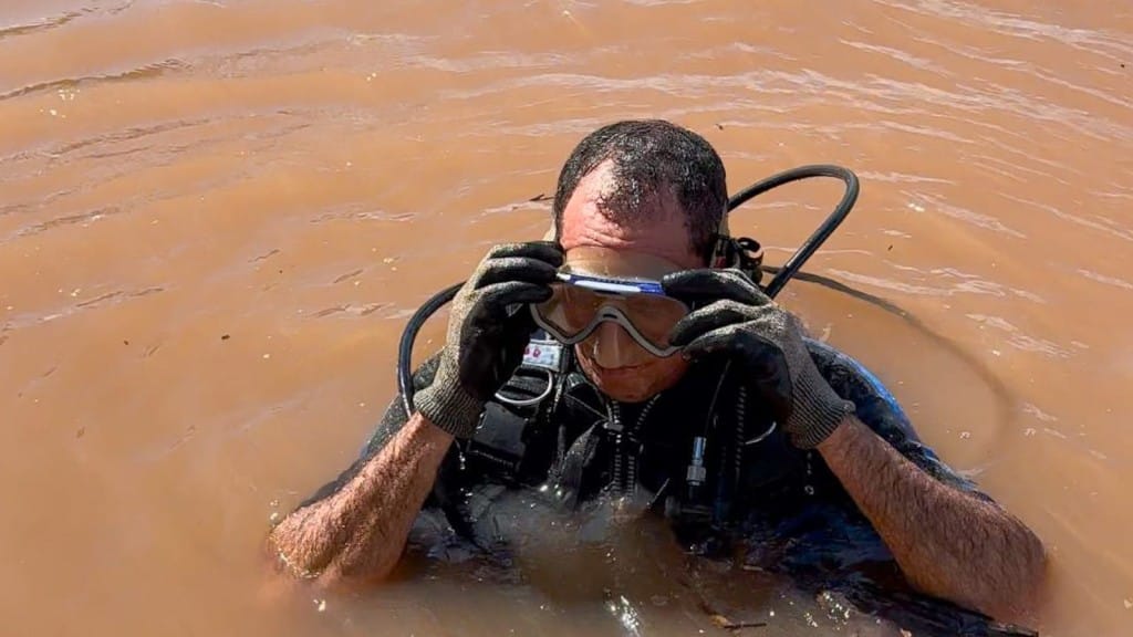 DAE realiza limpeza preventiva em bombas de captação com apoio de mergulhadores