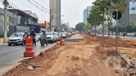 O Escândalo do Século: Mauro Mendes Enterra o VLT e Deixa Cuiabá no Caos da Obra do BRT(Ônibus) Paralisada.