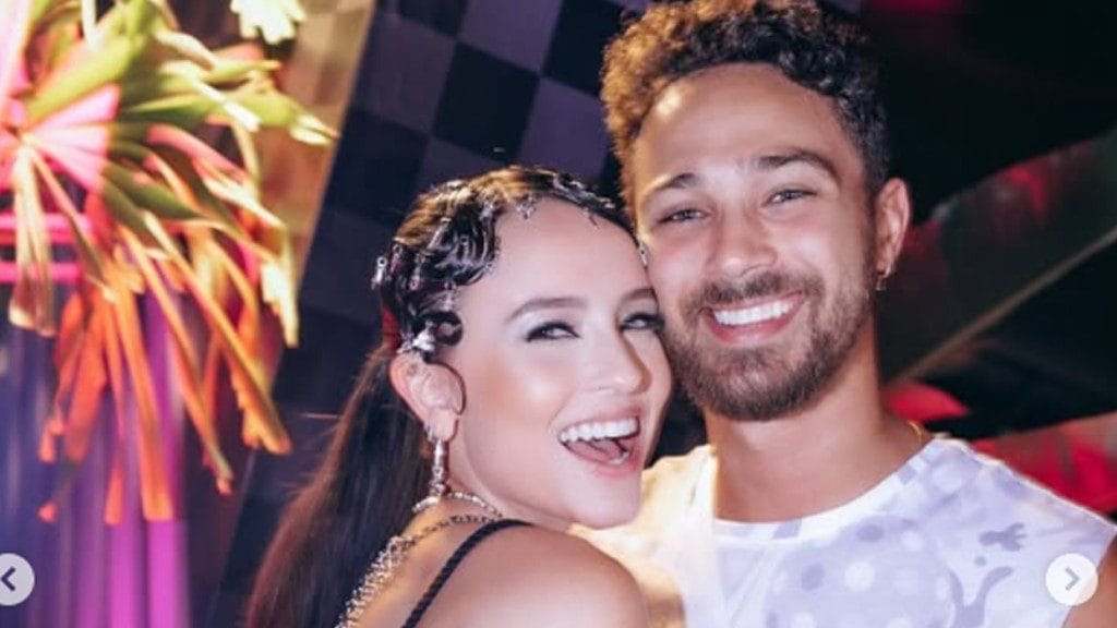 De sainha e top prateados, Larissa Manoela curte carnaval com o marido: ‘ESPECIAL’