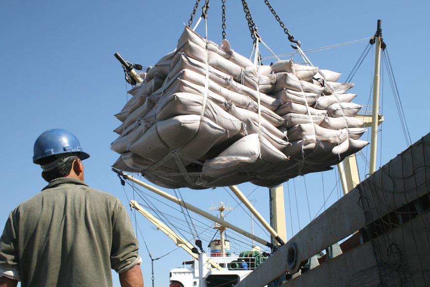 Mercado de açúcar enfrenta incertezas com déficit na safra e volatilidade nos preços