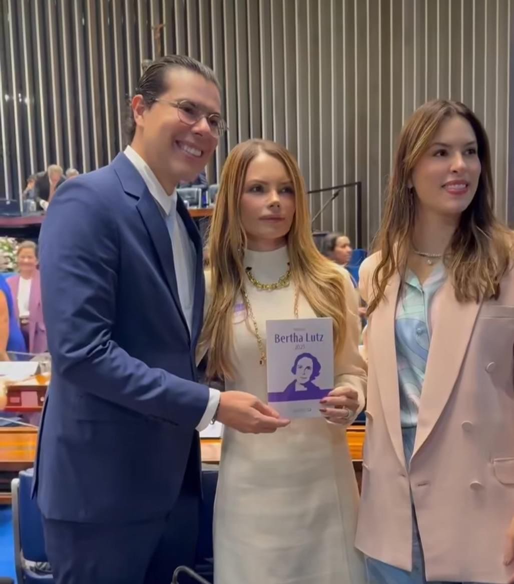 Virgínia Mendes recebe prêmio indicado por amiga, mas possível uso de avião oficial levanta questionamentos