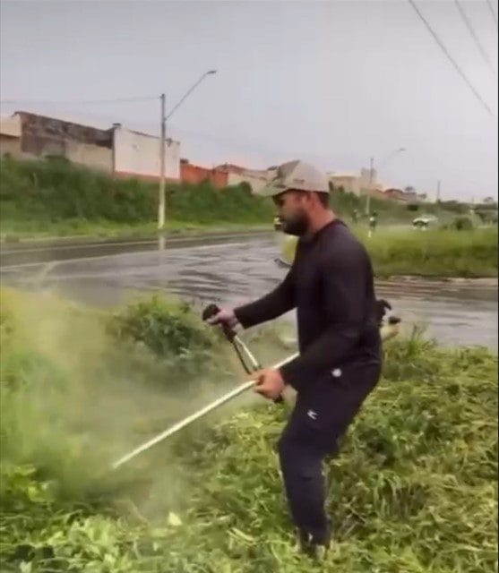 Morador assume papel da prefeitura e limpa canteiros para evitar acidentes em Cuiabá