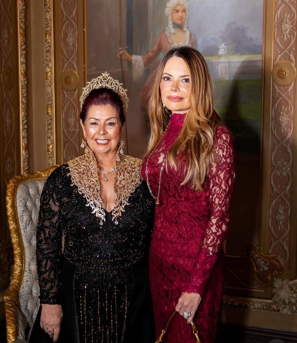 A socialite Virgínia Mendes, esposa do governador Mauro Mendes, está impedida de disputar eleição em 2026 caso o marido não renuncie ao cargo até abril daquele ano