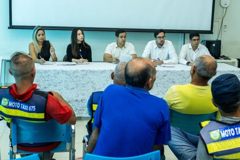 Prefeitura se reúne com mototaxistas para alinhar cumprimento de lei