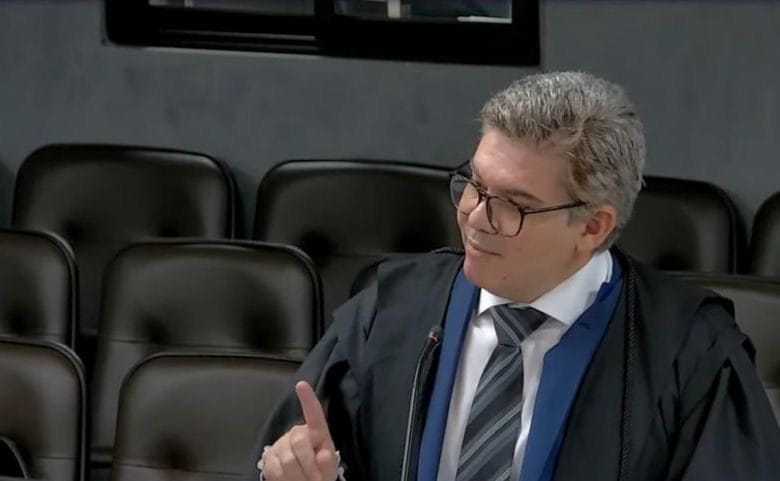 Governo Mauro Mendes gasta 8 vezes mais com propaganda do que com habitação e saneamento