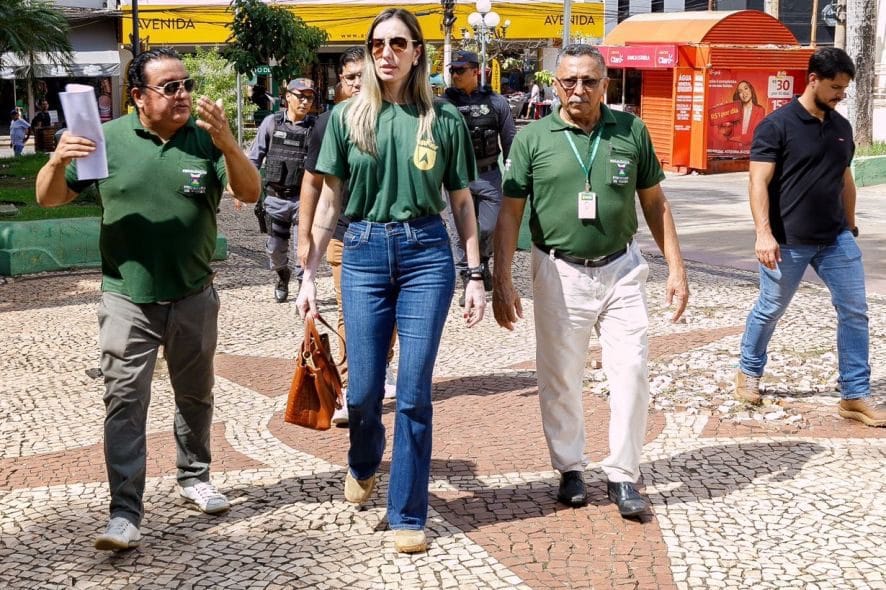 Abílio joga secretária Juliana Chiquito na fogueira contra ambulantes e depois recua com pesquisa na internet; bucha de canhão virou meme na praça