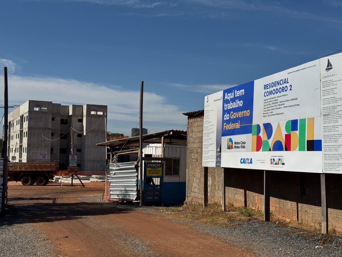 CEF escancara mentira de Abílio: placa oficial do Minha Casa Minha Vida desmente farsa da “Casa Cuiabana”