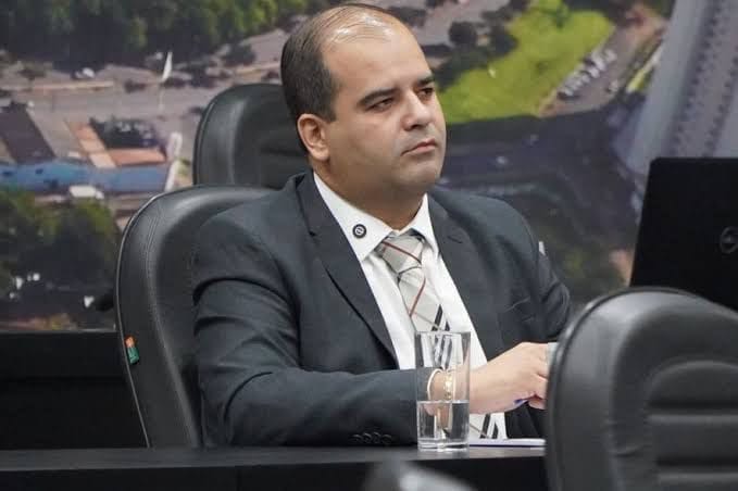 Abílio manda juntar a base, Ilde assa a carne… e só aparecem seis vereadores