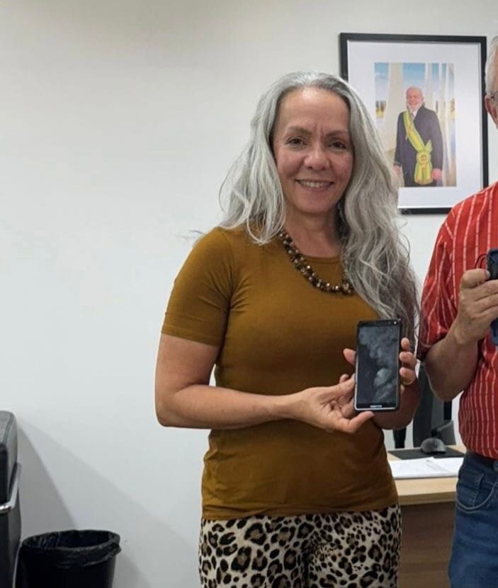 Abílio manda secretária pedir demissão porque tirou foto recebendo monitores do governo federal com Lula ao fundo; demissão não teve nobreza, foi para agradar Bolsonaro, enquanto saúde de Cuiabá falta até dipirona