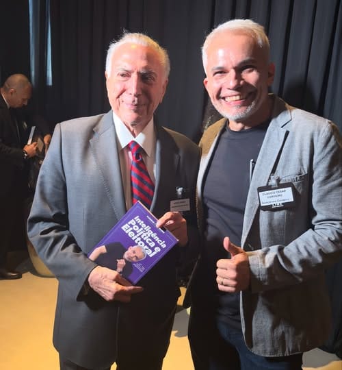 Publicitário entrega livro sobre estratégia eleitoral ao ex-presidente Michel Temer