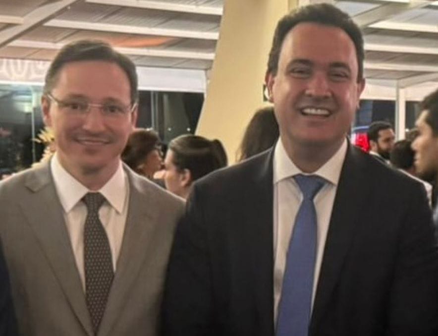 Foto de Ulisses Rabaneda e Ricardo Almeida juntos na posse do STJ deixa Mato Grosso estupefacto.