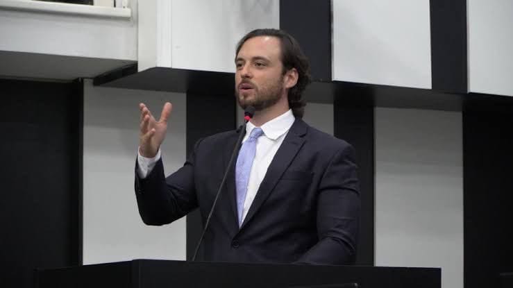 “Risque a linha no chão, prefeito”: Daniel Monteiro se revolta com interferência de Abílio na Câmara e cobra resgate da autonomia do Legislativo