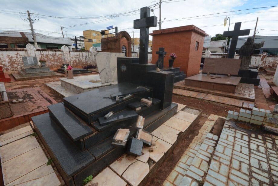 Abílio até com os mortos quer lucrar! Prefeitura reajusta taxas dos cemitérios particulares: sepultamento pode chegar a quase R$ 1.000 e jazigo perpétuo ultrapassa R$ 47 mil em Cuiabá.