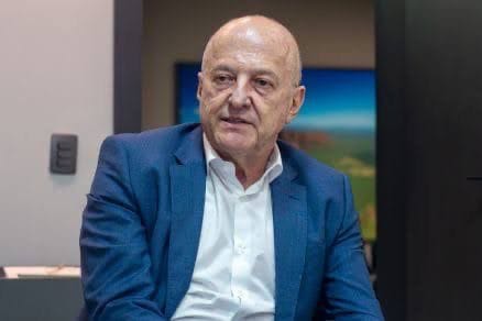 Roteiro batido: nota plantada vira eco local, pesquisa duvidosa costuma aparecer, surgem “apoios” mágicos e a festa ensaiada toma as redes