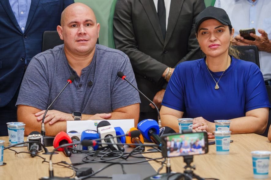 Abílio usa a vice Vânia Rosa para enviar projeto que libera servidores para abrir empresas e cria “banco de horas” sem garantia de pagamento; desgaste explode no funcionalismo