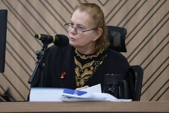 Firmeza em plenário: juíza reafirma autoridade do júri diante de tensão processual e garante regularidade do julgamento