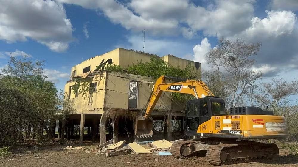 MP de Mato Grosso derruba “casa amarela” no Pantanal — imóvel de Clélio Nogueira cai após 27 anos de ação judicial ￼