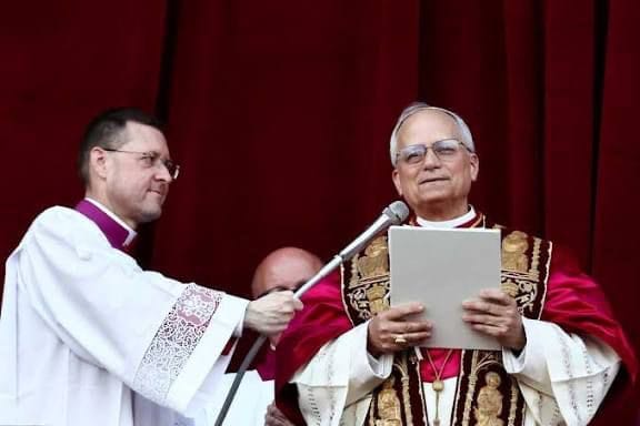Transição Religiosa: Católicos caem de 91,8% (1970) para 56,7% (2023), enquanto Evangélicos saltam de 5,2% para 27% nos dias atuais.