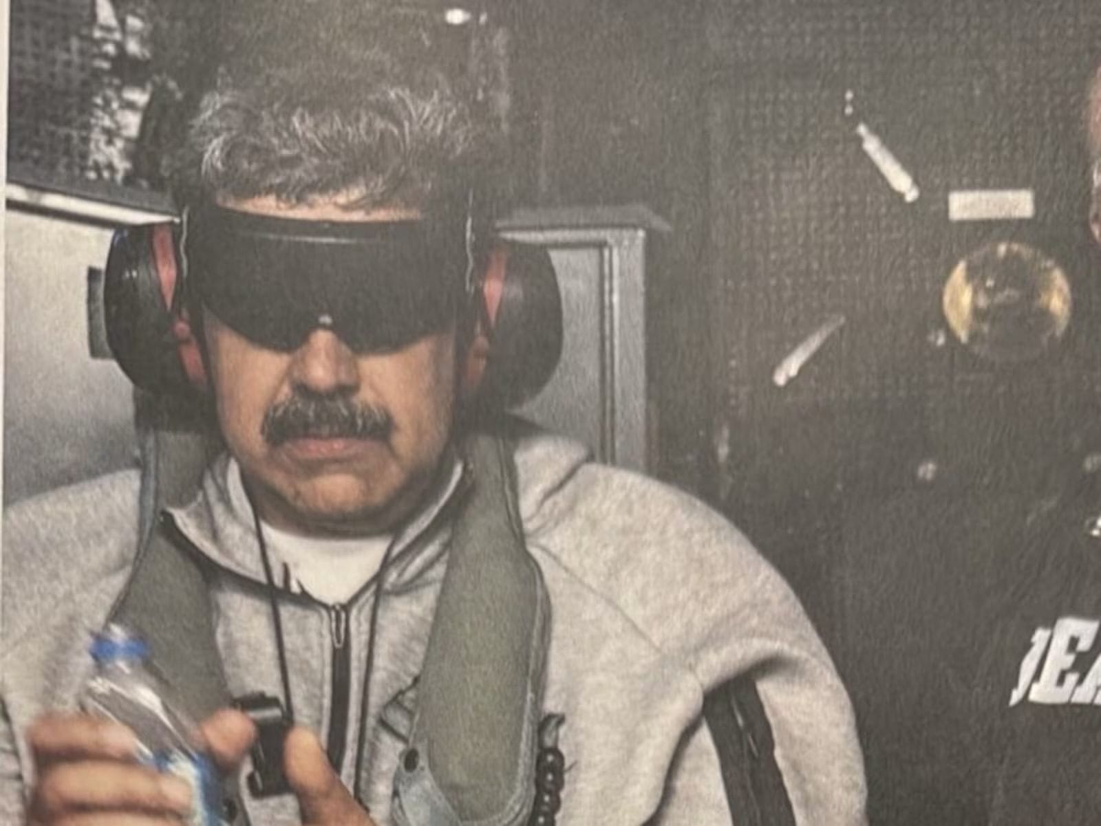 Trump divulga primeira foto de Nicolás Maduro preso nos Estados Unidos
