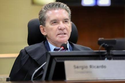 TCE expõe fracasso social de Mauro Mendes e aponta abandono da habitação popular no estado
