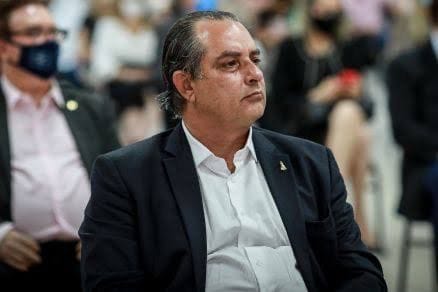 César Miranda ignora humilhação de Jaime Campos e se agarra ao cargo no governo Pivetta mesmo diante de embates políticos no União Brasil