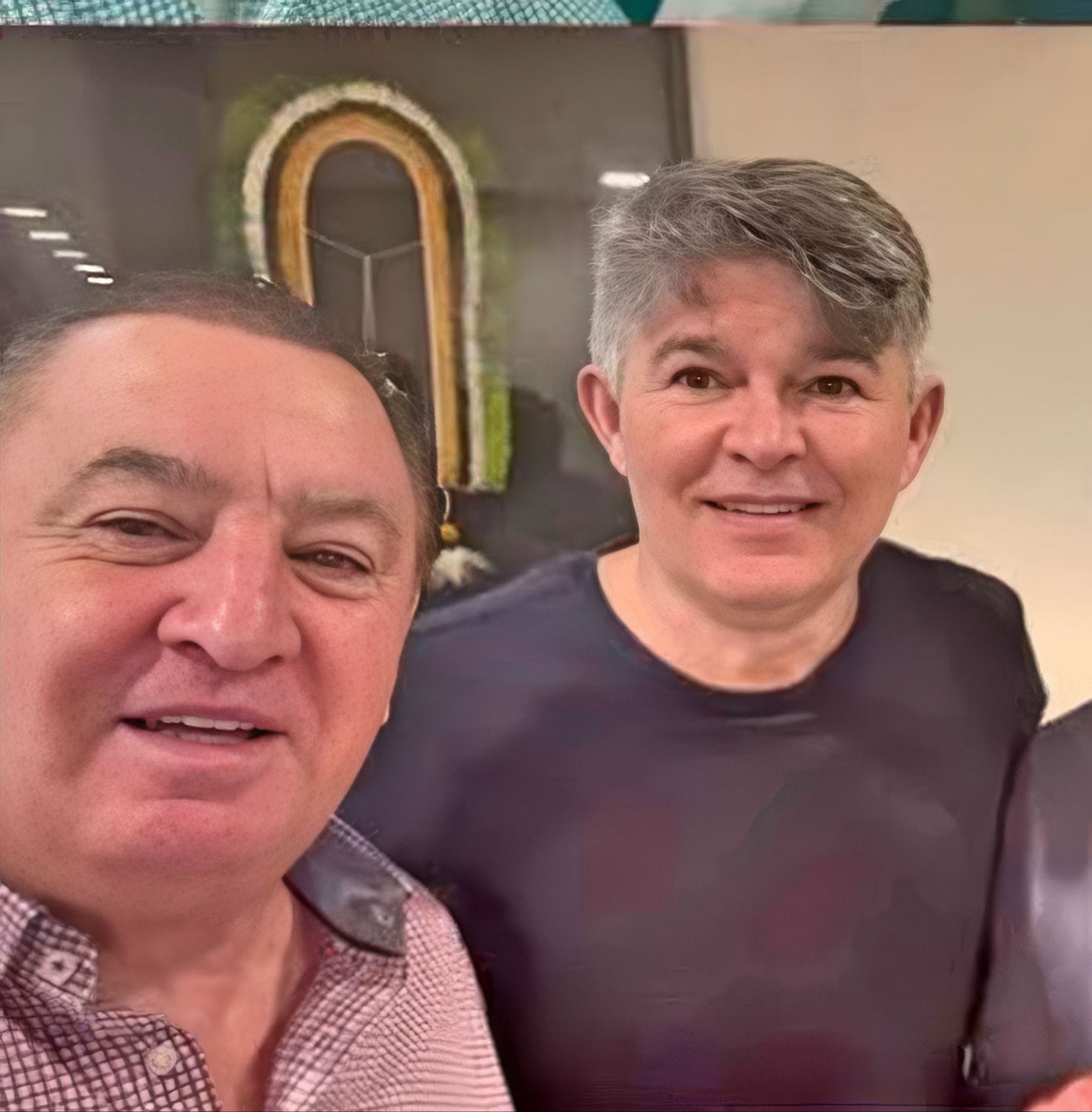 Discurso vs. Prática: José Medeiros posa com réu por corrupção e gera polêmica em MT