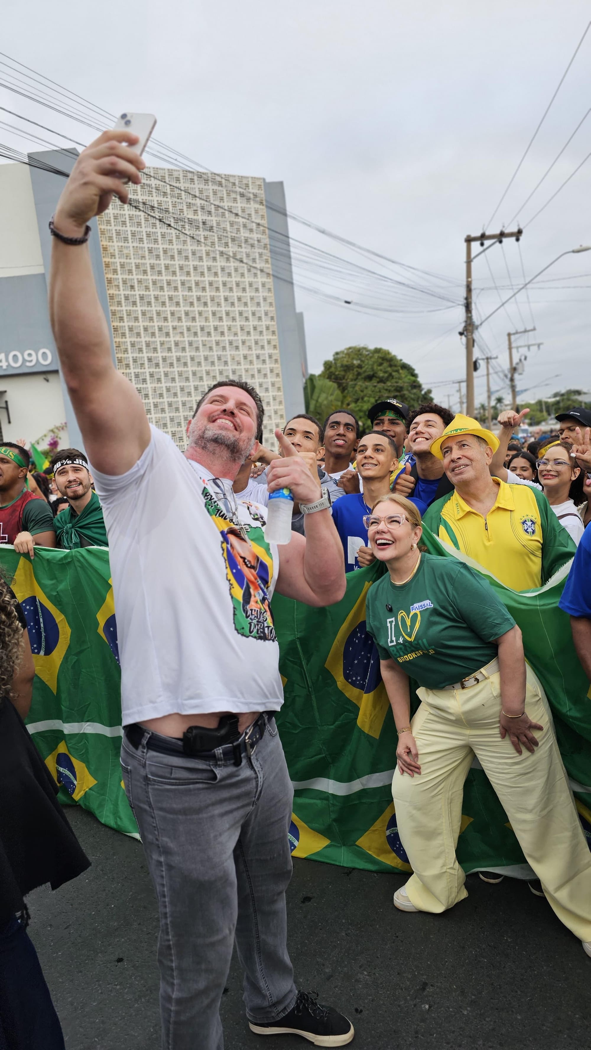 Vereador mostra arma em Marcha para Jesus e transforma ato de fé em constrangimento