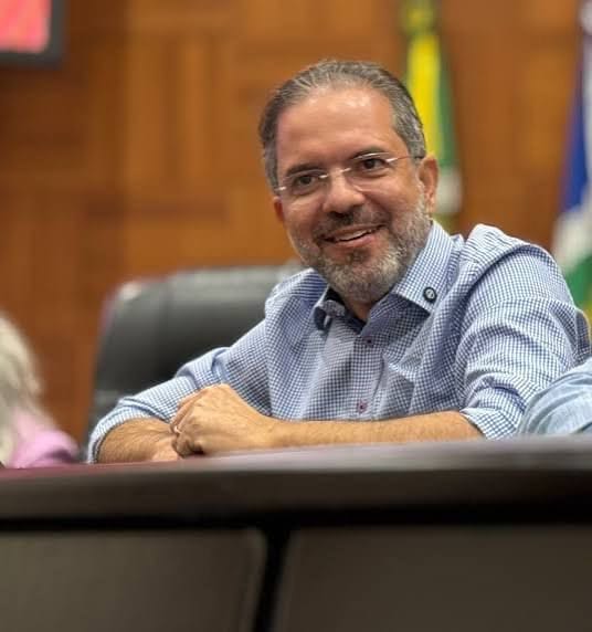 Farra de emendas: Enquanto Mato Grosso esfarela, deputado Paulo Araújo torra milhões com shows e desfiles de carros antigos