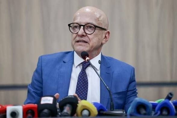 O feitiço do tempo: Quando um sexagenário decide barrar o outro no parquinho do Executivo