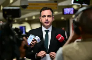 Pacheco manda evacuar Senado após explosão com morte na praça dos Três Poderes