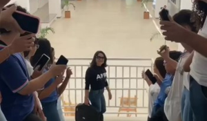 Professora é recebida com aplausos após acertar tema de redação do Enem