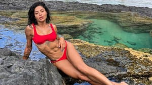 Aline Campos exibe barriga trincada em nova coleção de Biquíni: ‘Verão 2025’